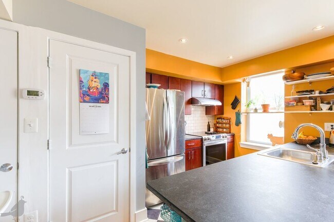 Building Photo - 420 16th St SE