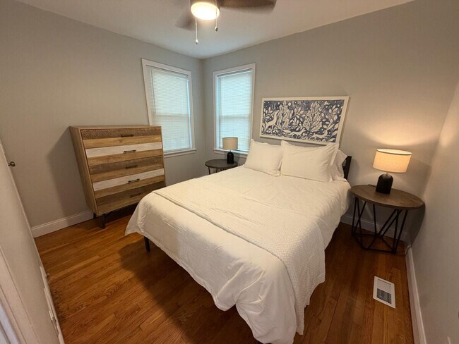 Building Photo - 6913 Etzel Ave