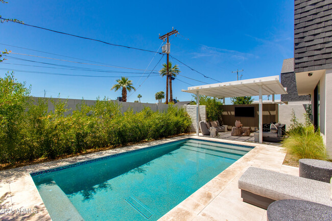 Building Photo - 1325 E Pomelo Grove Ln