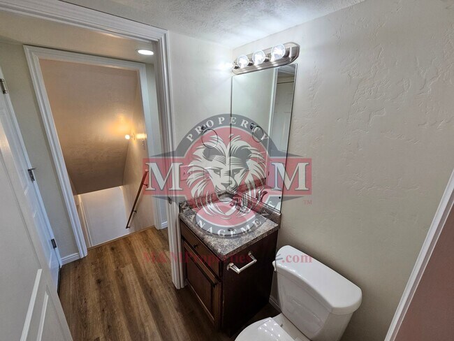 Building Photo - Great 5 Bed 2.5 Bath Home Newly Remodeled