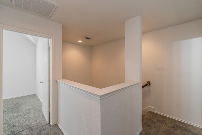 Building Photo - Newly Remolded in Lakewood-walking distance to the lake