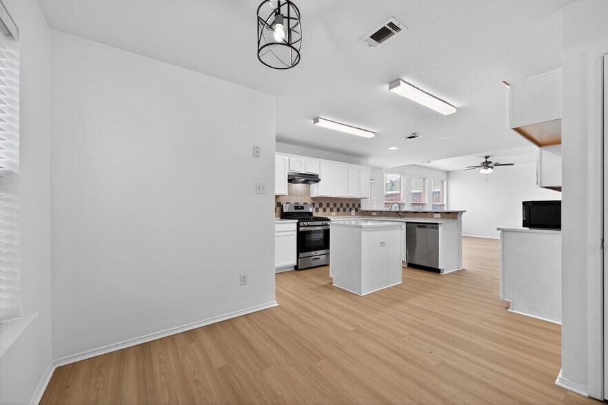 Building Photo - 2125 Elm Falls Pl