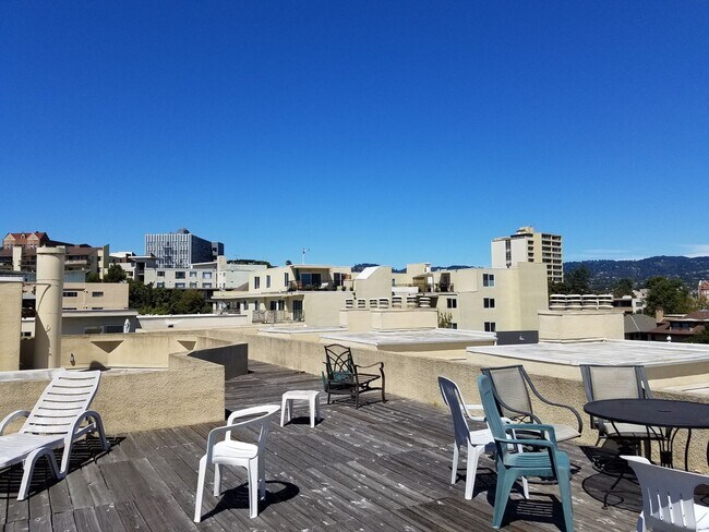 Building Photo - Lake Merritt Condo