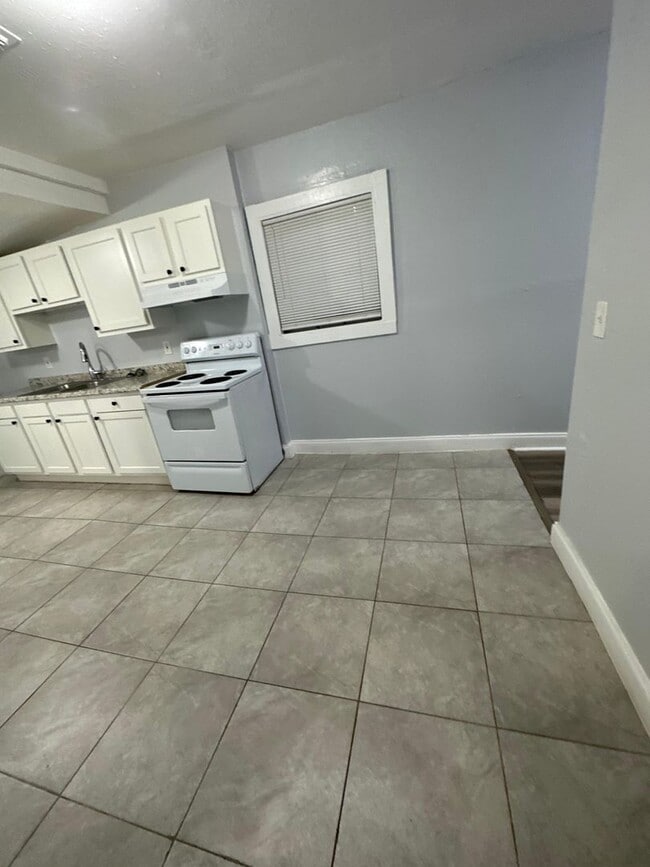 Building Photo - Fully Renovated 3/1 Single Family House Available for Immediate Rent!