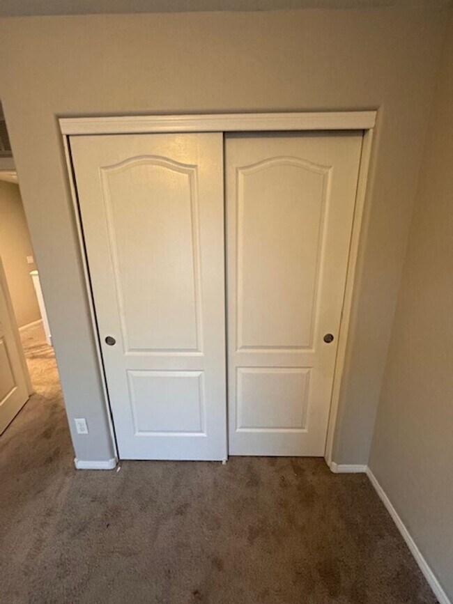 Building Photo - 3 Bedroom Home in a Gated Community! North...