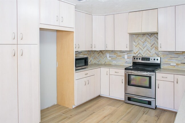 Building Photo - 16330 Cypress Point Dr