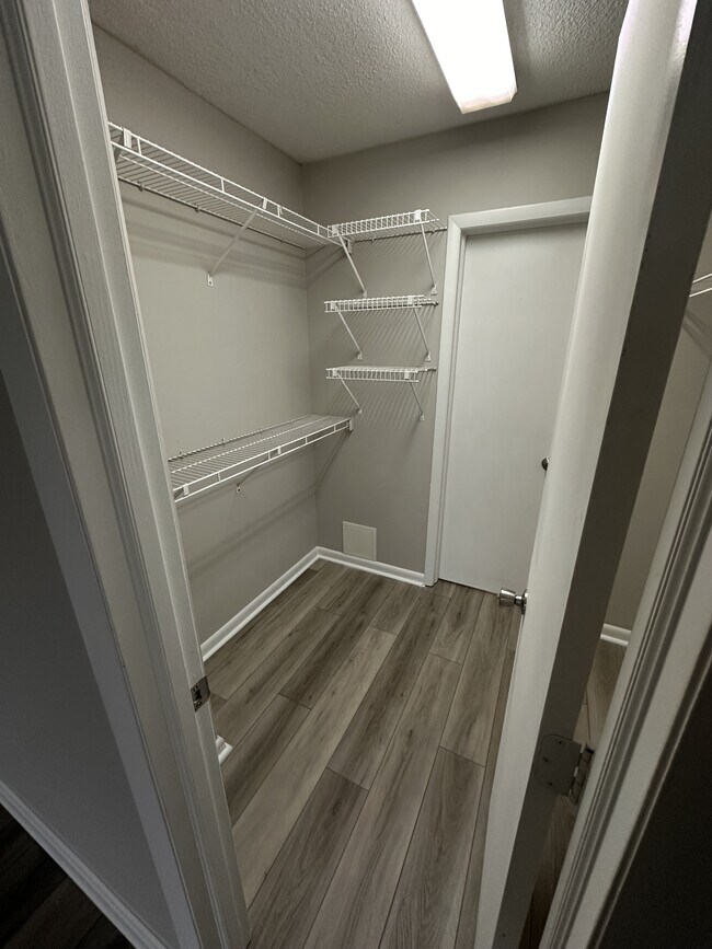 Building Photo - 1600 Park Cir