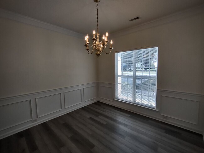 Building Photo - Beautiful 2-story home located in the Reed...