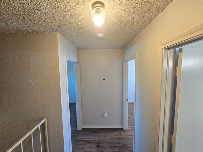 Building Photo - 906 Meadow Cir N