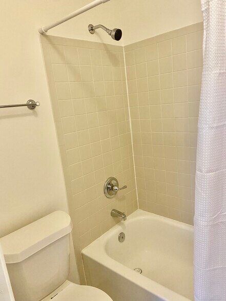 Building Photo - 2512 Cranbrook Ln