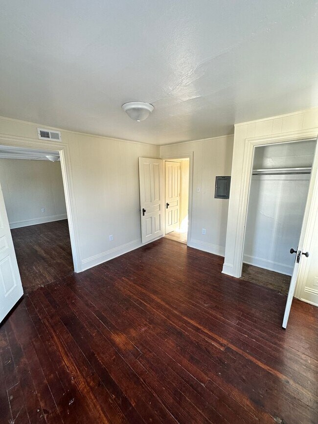 Building Photo - Top Floor, Renovated 1 Bedroom Apartment-York City SD