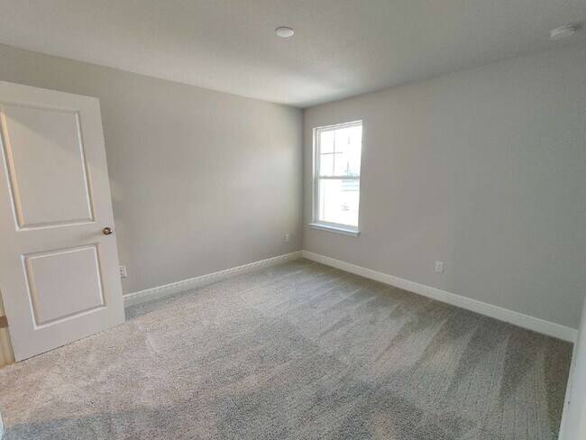 Building Photo - Beautiful 3-Bedroom Townhome in Gated Avea Pointe