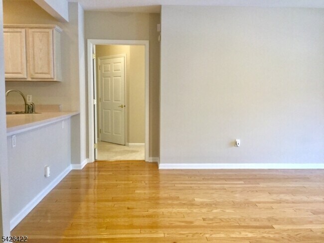 Building Photo - 2112 Clinton Ln