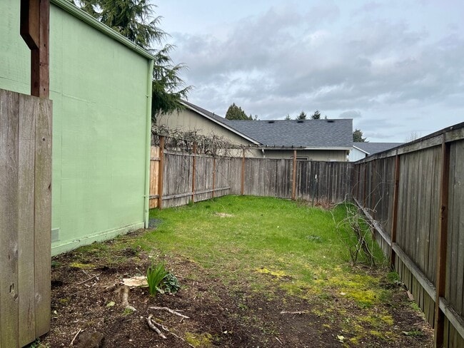 Building Photo - Upstairs 1 bedroom apartment with garage!