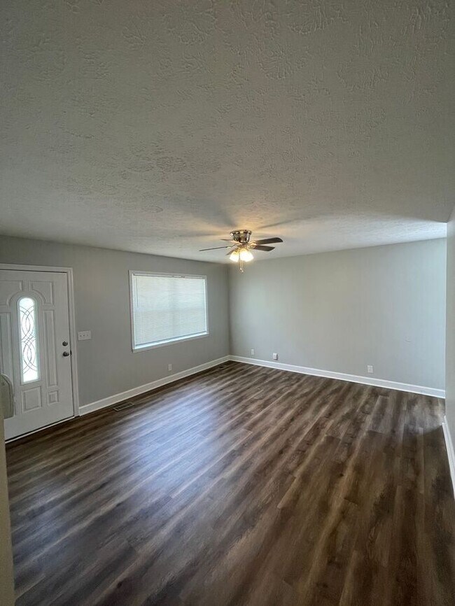 Building Photo - Comfortable 4-Bedroom Home in a Convenient...