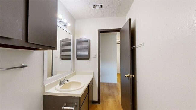 Building Photo - 725 Peppertree Dr