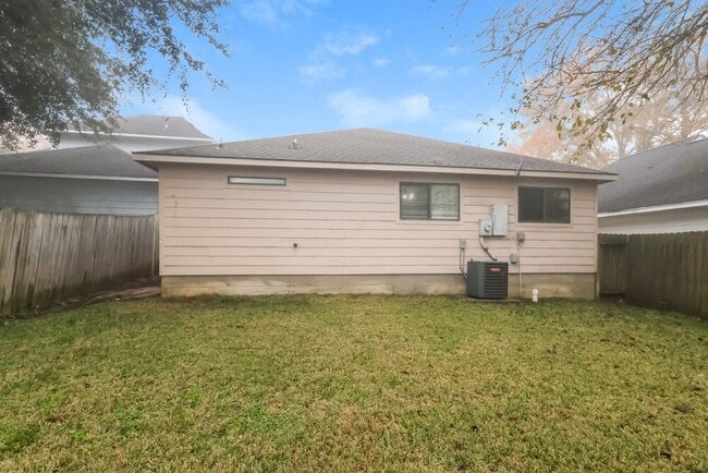 Building Photo - 131 Golfview Ct