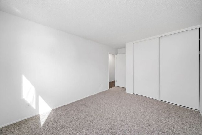 Building Photo - 2 bedroom Available! Pet's welcome!