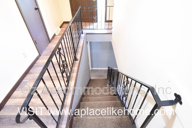 Building Photo - 608 E 78th St