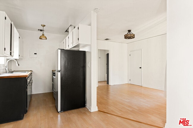 Building Photo - 3106 Silver Lake Blvd