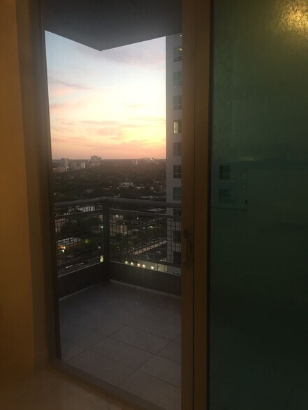 Building Photo - 690 SW 1st Ave