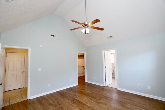 Building Photo - 3065 Temple Rd