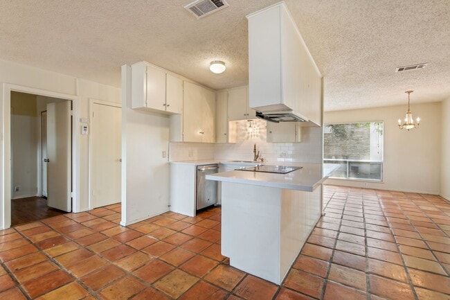 Building Photo - Available Now: Charming 3 Bed / 2 Bath in Rollingwood - Zoned to Eanes ISD - Large Yard