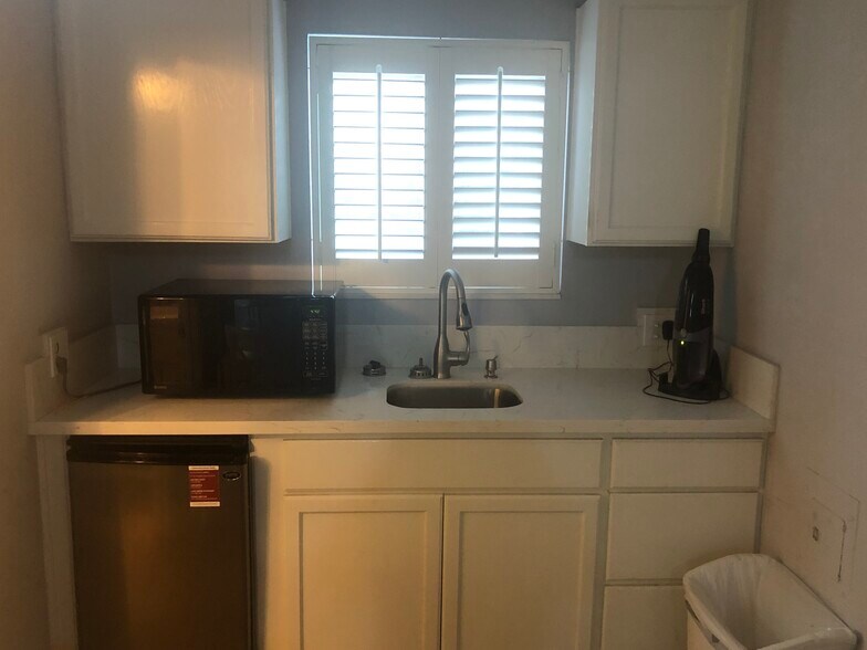 Kitchen - 8315 Kenyon Ave