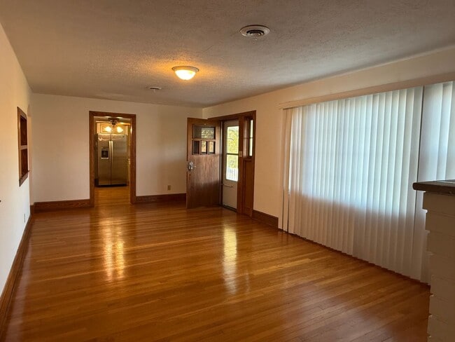 Building Photo - One Level Home! 3or 4 bedroom 1 bath with extra-large den, garage and extra storage on almost an ...