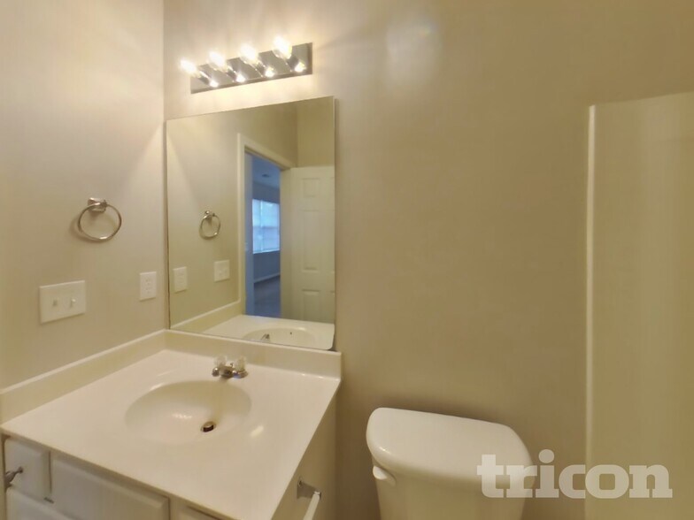 Building Photo - 1427 Wilshire Way