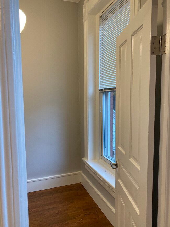 Building Photo - 1102 N Wolcott Ave