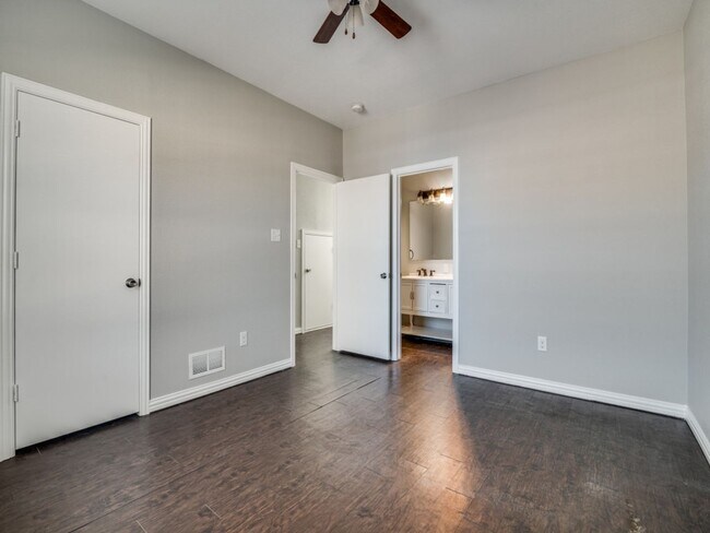 Building Photo - Jewel St- Duplex