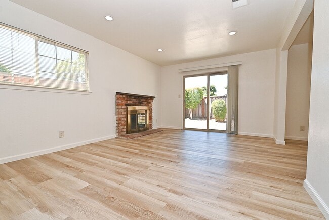 Building Photo - $3790 - 3BR - GORGEOUS REMODELED HOME IN N...