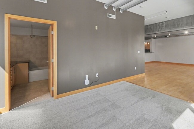 Building Photo - Condo - $1900 Rent - 2 bed