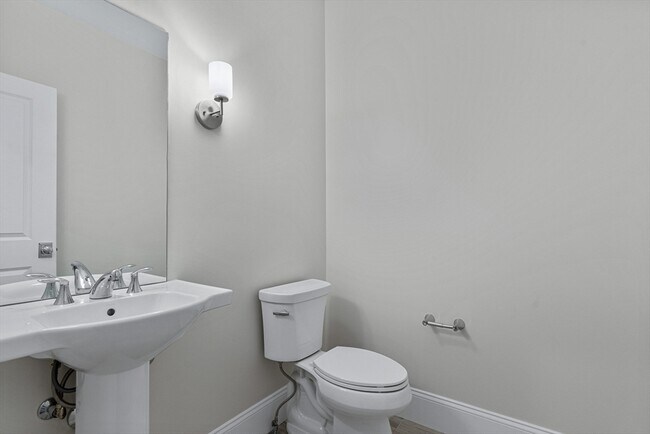 Building Photo - 15 Lily Pond Ln