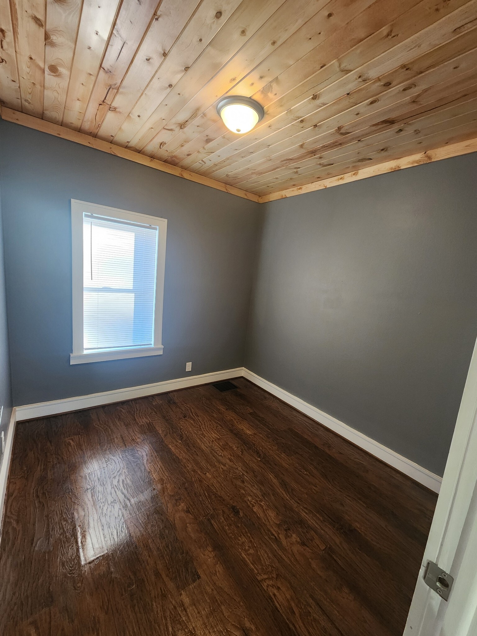 #2 Bedroom - 302 2nd Ave NE