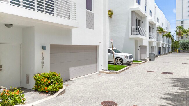 Building Photo - 1367 N Ocean Blvd