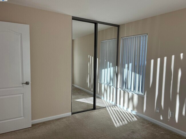 Building Photo - 150 Reflections Dr