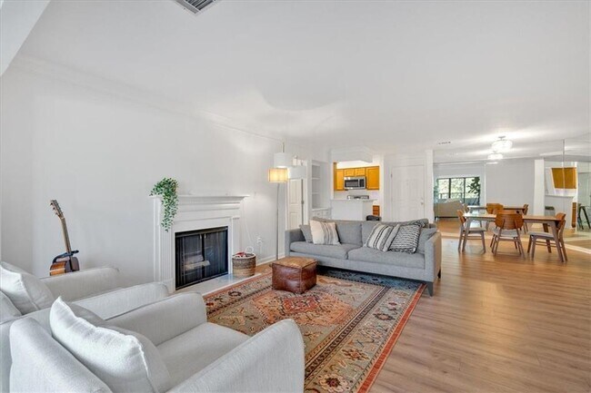 Building Photo - 25109 Plantation Dr NE