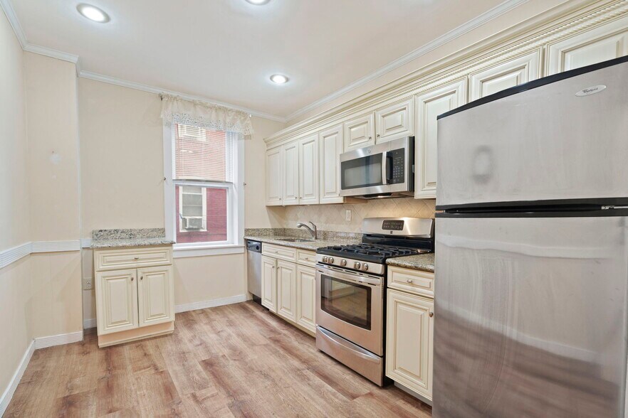 Building Photo - 6045 Boulevard E