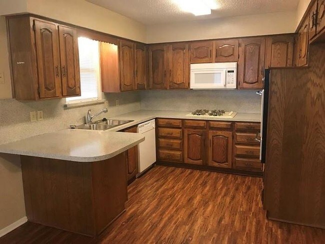 Building Photo - Located in the heart of Lancaster! 3/2/2 Bellaire Terrace