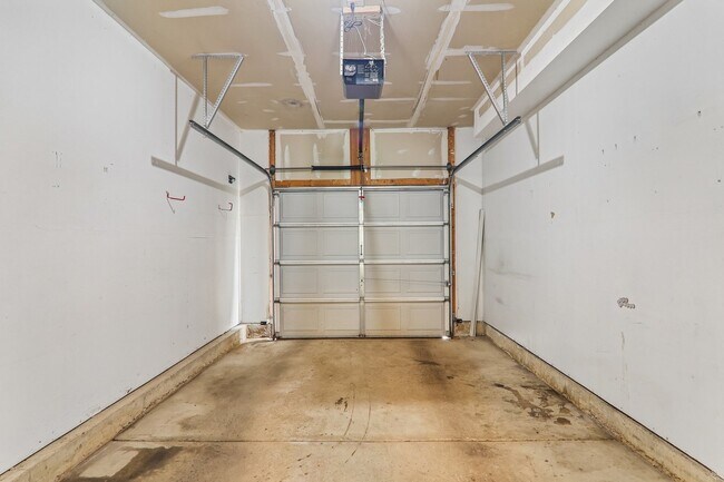 Building Photo - 984 Park Hill Cir