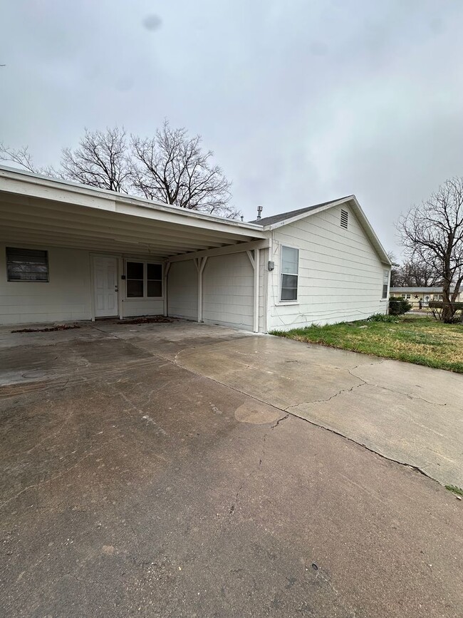 Building Photo - Now Available -  Spacious 3-Bedroom Home A...