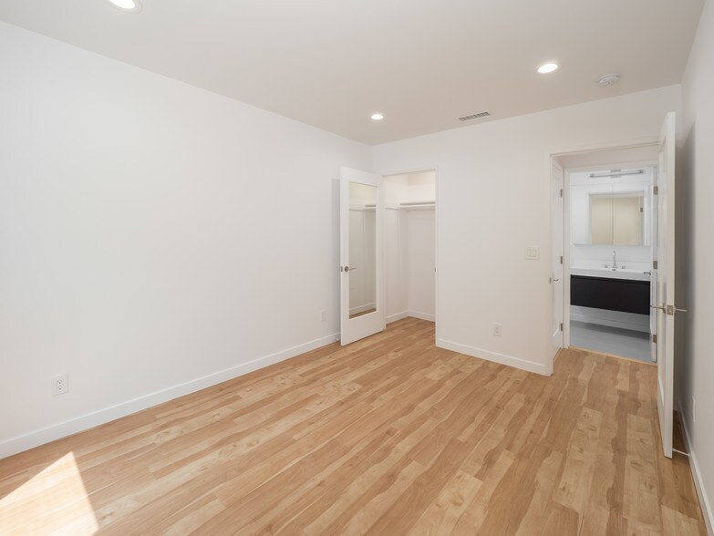 master bedroom/en suite bathroom - 10618 Ayres Ave