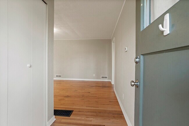Building Photo - 1806 N Watts St