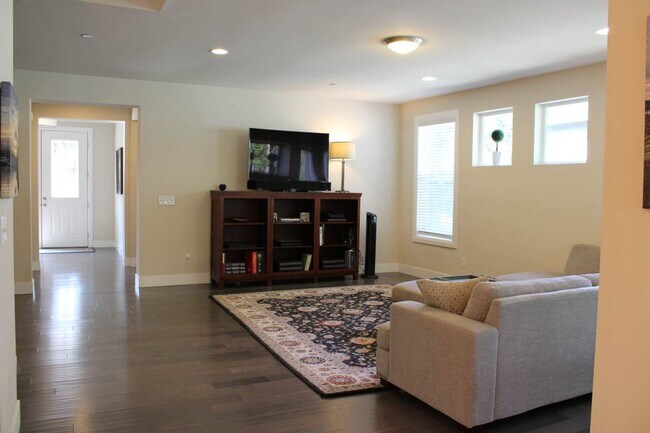 Building Photo - Spacious Luxury Home in Gated Community Ne...
