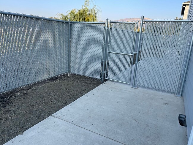 Building Photo - End Townhouse Unit in South Medford/Phoenix Area