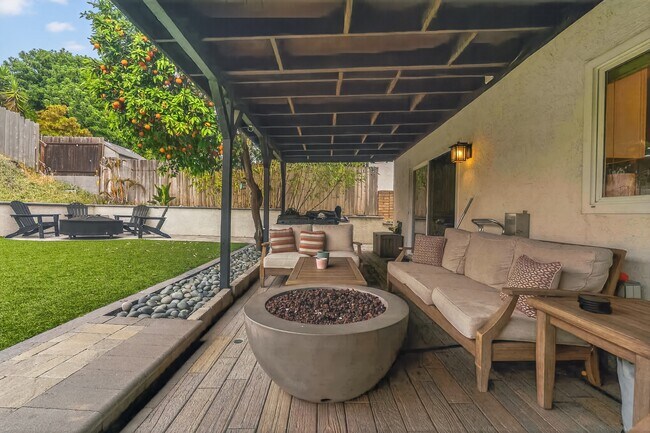 Building Photo - 976 Di Marino St