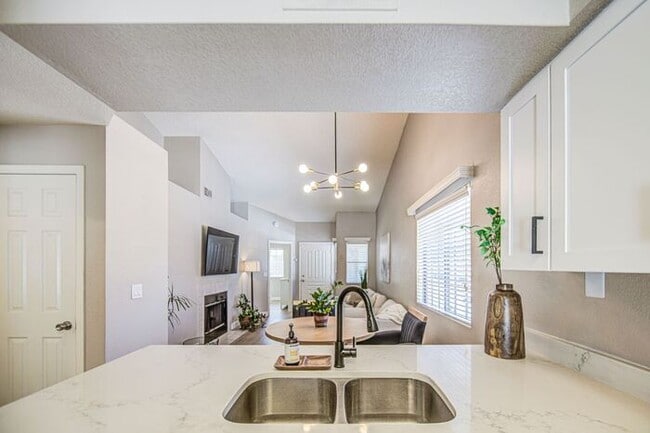 Building Photo - Beautiful 2 Bedroom Condo in Gilbert