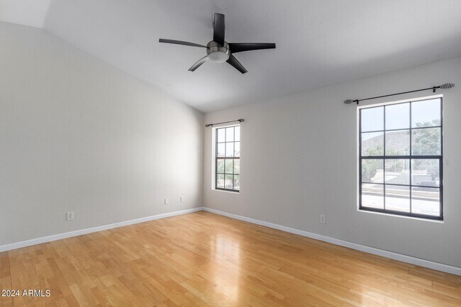 Building Photo - 11305 E Sunnyside Dr